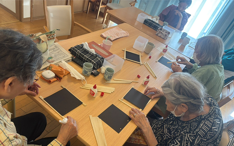 皆でお月見のお飾りを制作しました。