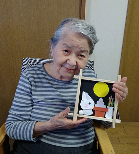 皆でお月見のお飾りを制作しました。