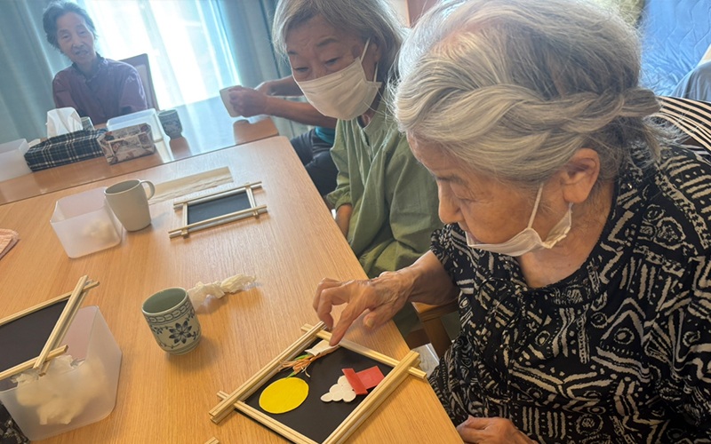 皆でお月見のお飾りを制作しました。