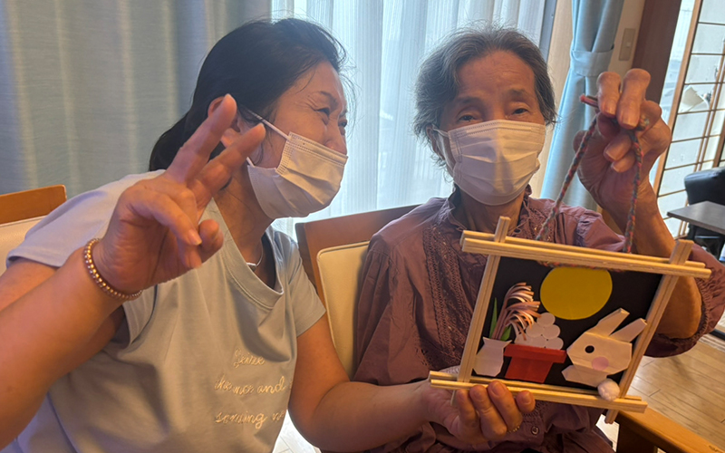 皆でお月見のお飾りを制作しました。