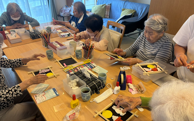 皆でお月見のお飾りを制作しました。