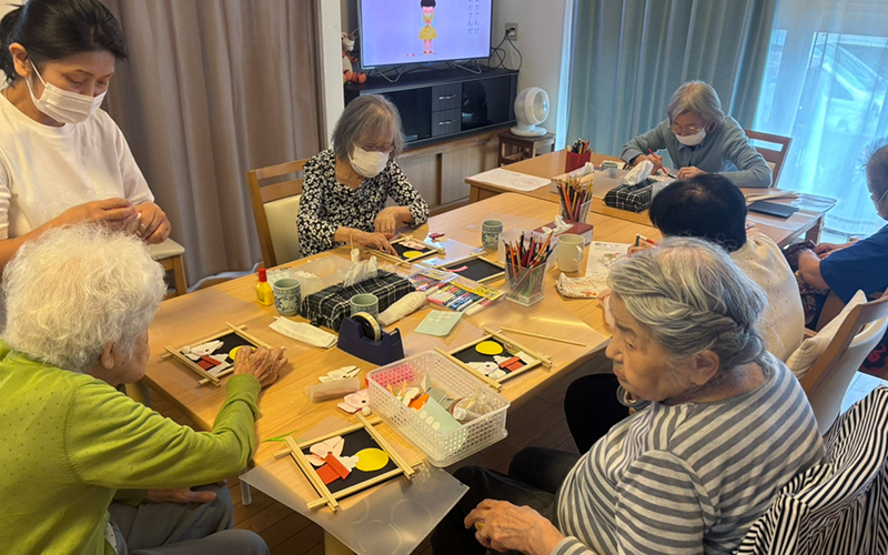 皆でお月見のお飾りを制作しました。